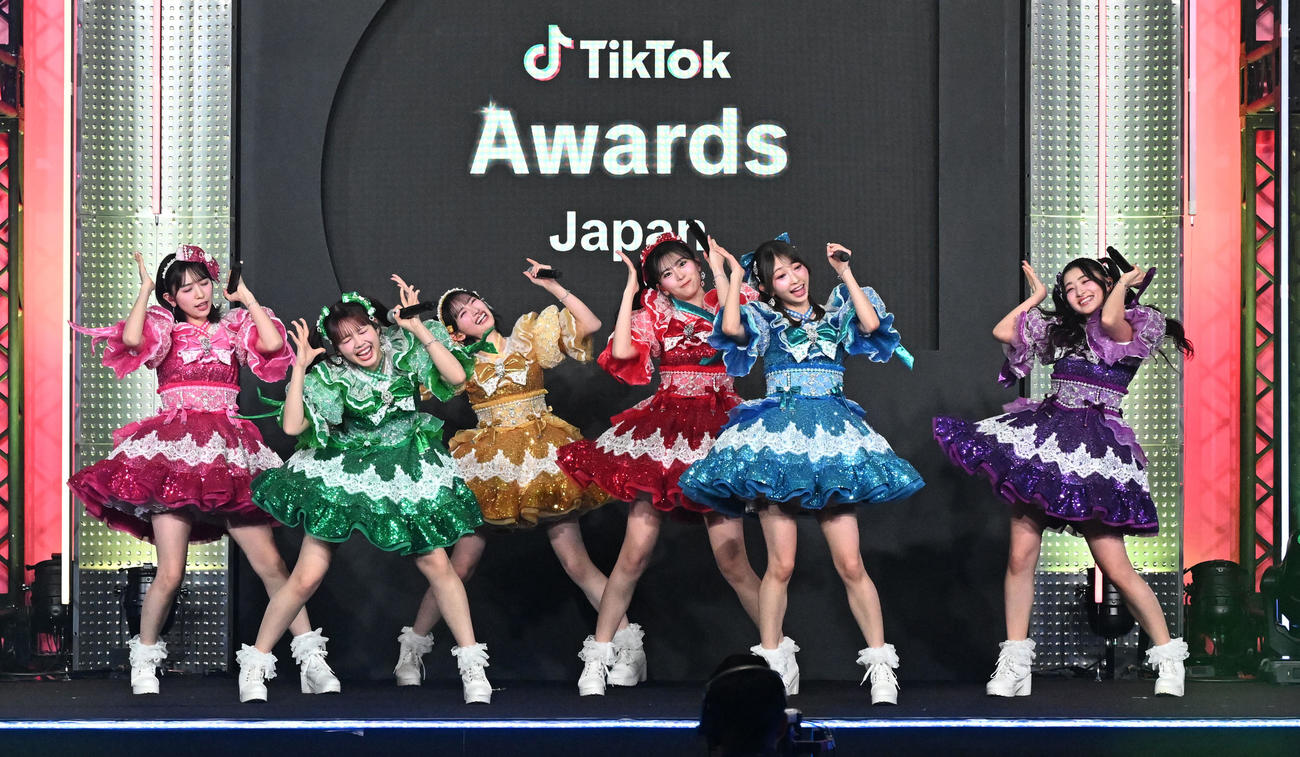 「TikTok Awards Japan」2025でパフォーマンスを披露する超ときめき♡宣伝部（撮影・千葉一成）
