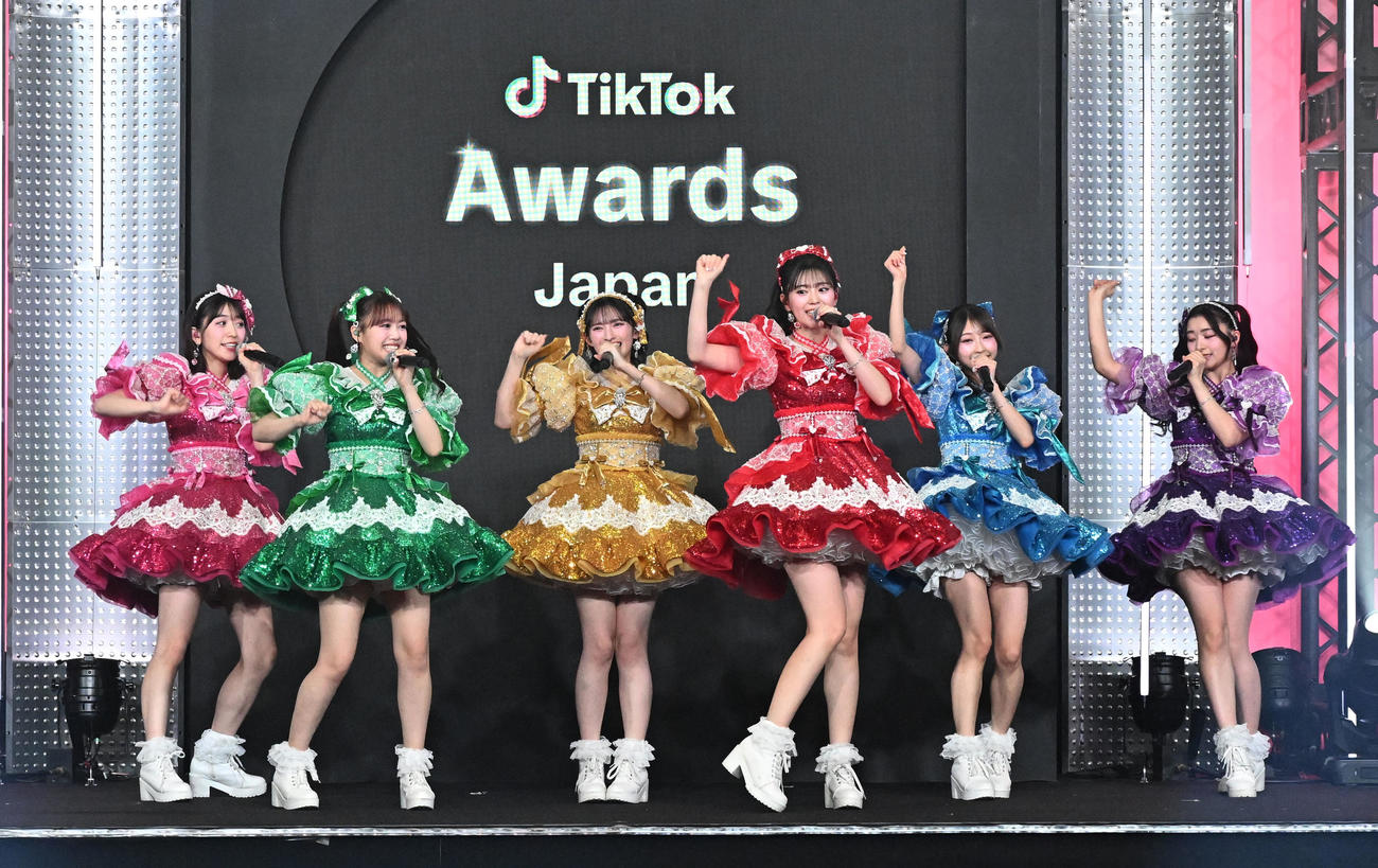 「TikTok Awards Japan」2025でパフォーマンスを披露する超ときめき♡宣伝部（撮影・千葉一成）