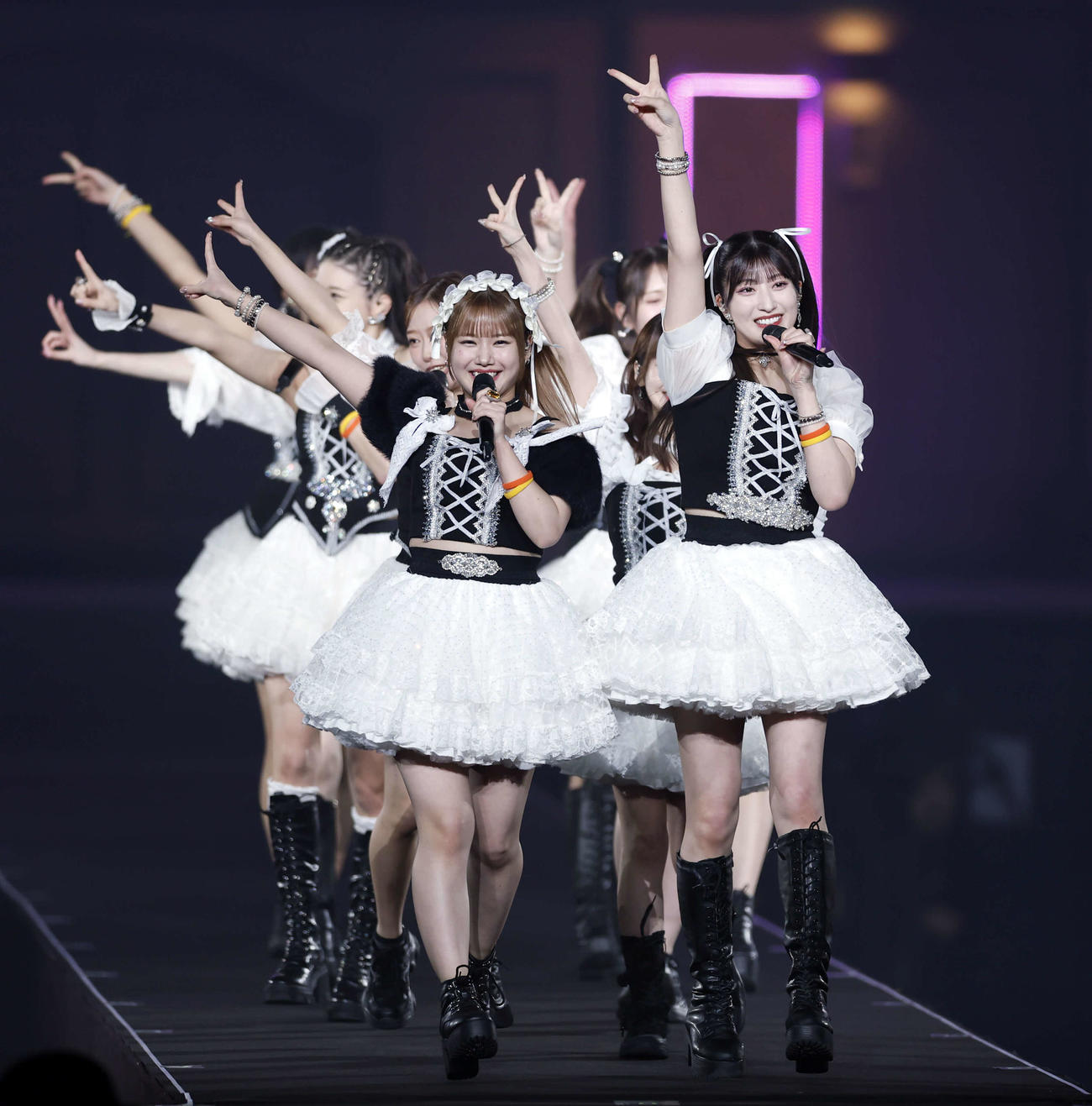 モーニング娘。’25　コンサートツアー秋　～Movin’Forward with Hope～　羽賀朱音・横山玲奈　卒業スペシャル　パフォーマンスを行う横山玲奈（左）と羽賀朱音（撮影・山本朝陽）