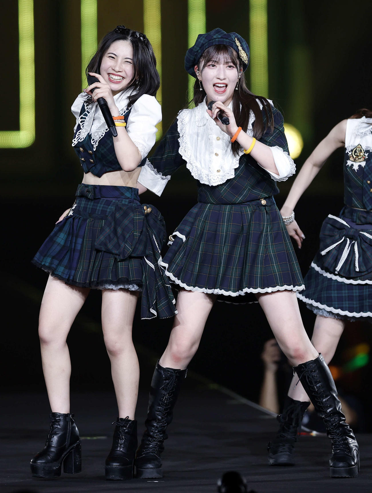 モーニング娘。’25　コンサートツアー秋　～Movin’Forward with Hope～　羽賀朱音・横山玲奈　卒業スペシャル　パフォーマンスを行う、櫻井梨央と羽賀朱音（右）（撮影・山本朝陽）