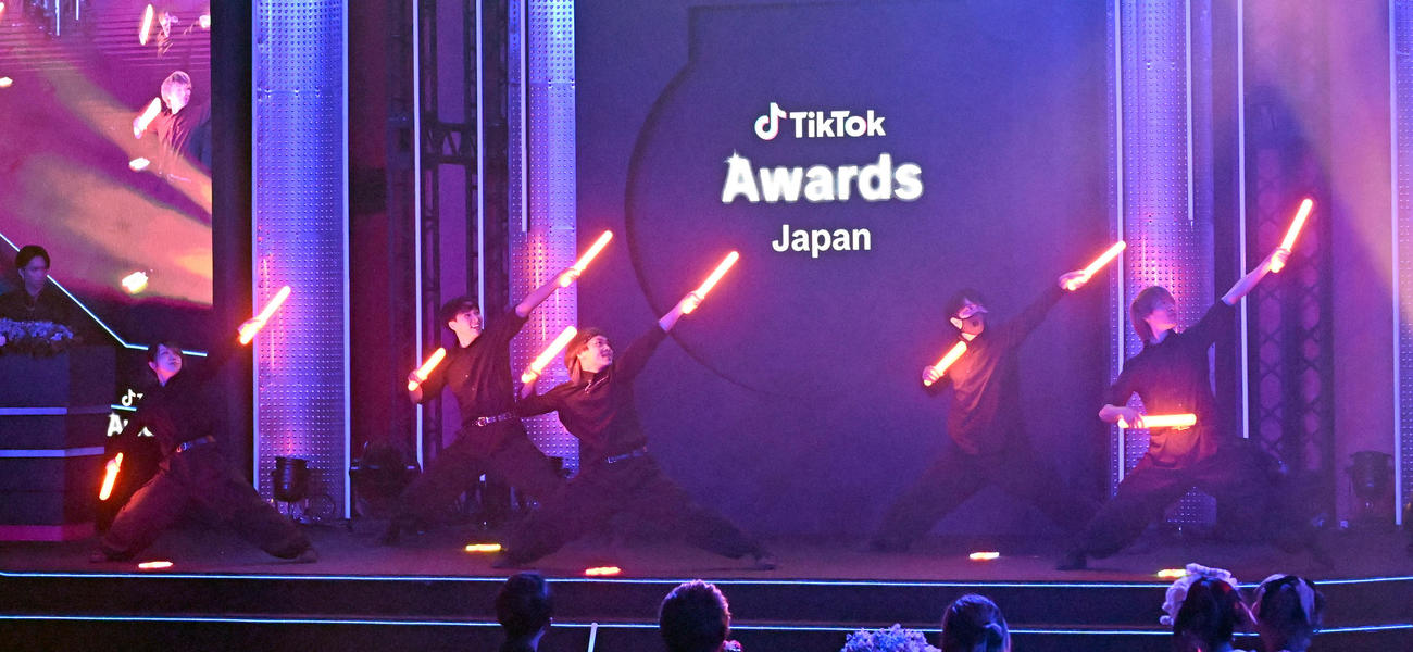 「TikTok Awards Japan」2025でパフォーマンスを披露するゼロから打ち師始めます。（撮影・千葉一成）