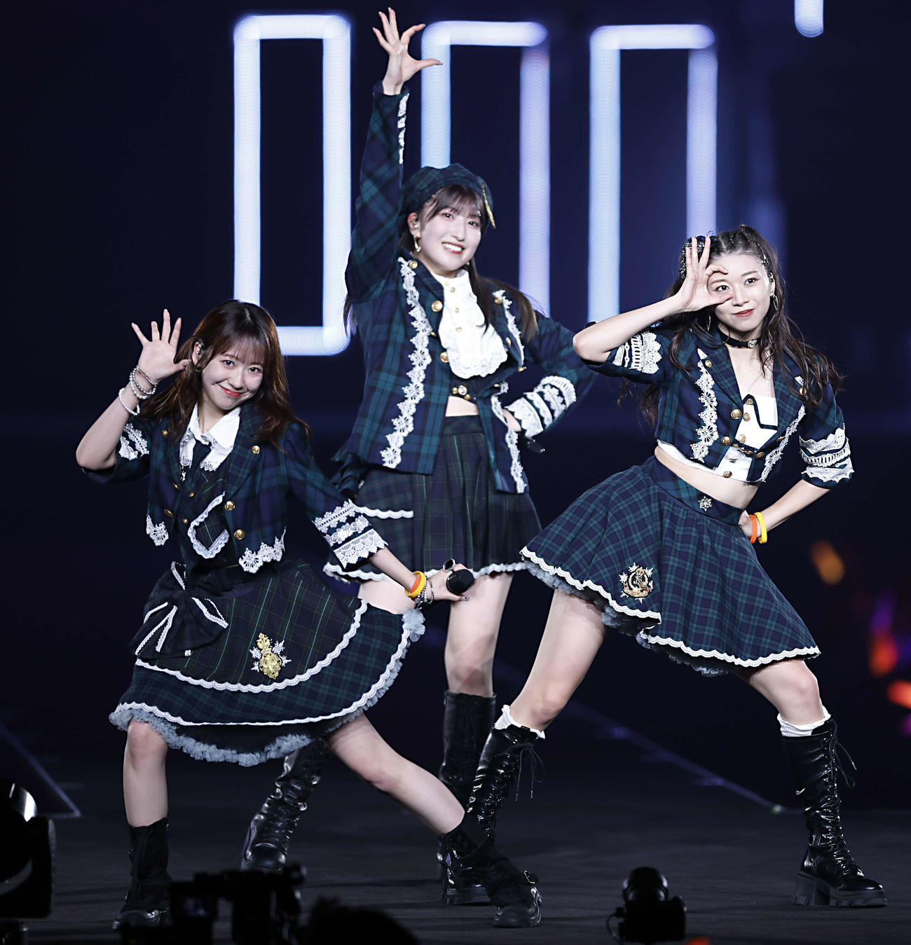 モーニング娘。’25　コンサートツアー秋　～Movin’Forward with Hope～　羽賀朱音・横山玲奈　卒業スペシャル　パフォーマンスを行う、左から野中美希、羽賀朱音、牧野真莉愛（撮影・山本朝陽）