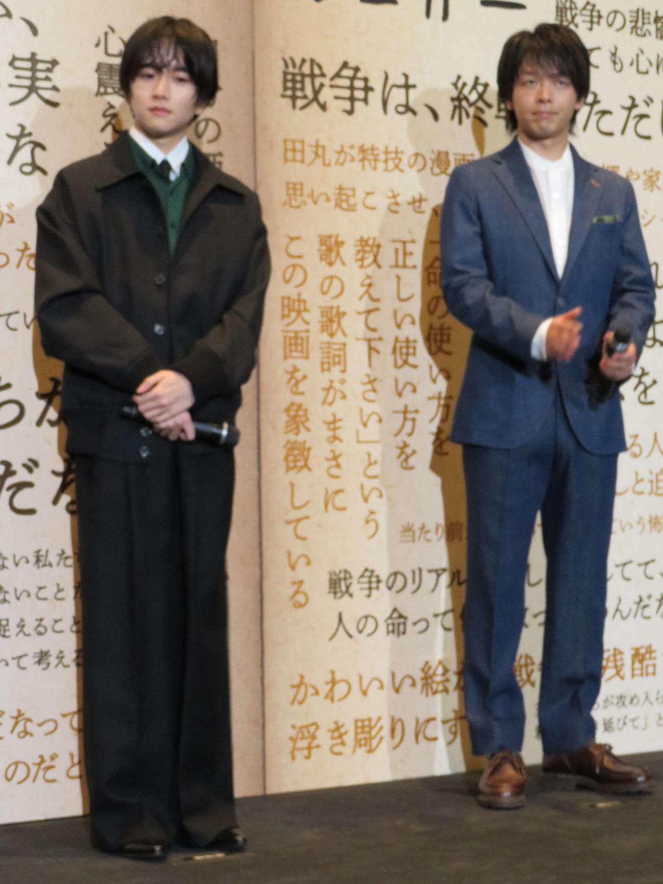 「ペリリュー　ー楽園のゲルニカー」初日舞台あいさつに登壇した板垣李光人（左）と中村倫也（撮影・村上幸将）
