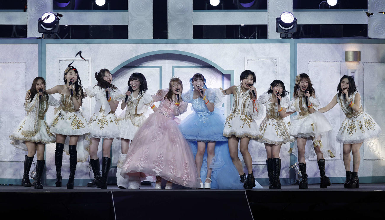 モーニング娘。’25　コンサートツアー秋　～Movin’Forward with Hope～　羽賀朱音・横山玲奈　卒業スペシャル　最後のパフォーマンスでメンバー全員で肩を組んで歌うモーニング娘。’25、左から小田さくら、牧野真莉愛、岡村ほまれ、山崎愛生、横山玲奈、羽賀朱音、弓桁朱琴、井上春華、野中美希、櫻井梨央（撮影・山本朝陽）