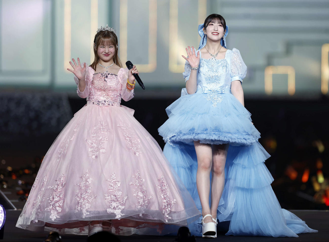 モーニング娘。’25　コンサートツアー秋　～Movin’Forward with Hope～　羽賀朱音・横山玲奈　卒業スペシャル　パフォーマンス後、集まったファンに手を振る横山玲奈（左）と羽賀朱音（撮影・山本朝陽）
