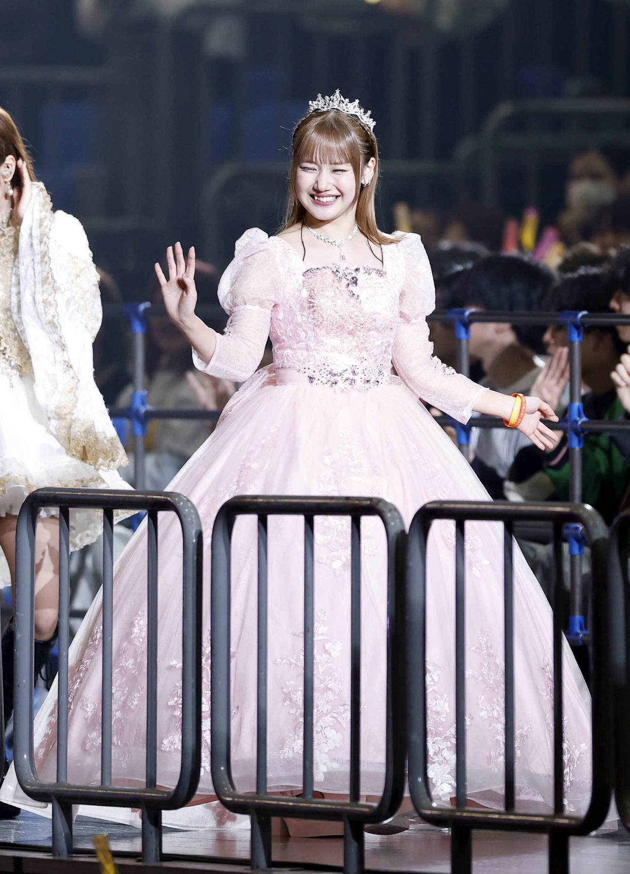 モーニング娘。’25　コンサートツアー秋　～Movin’Forward with Hope～　羽賀朱音・横山玲奈　卒業スペシャル　パフォーマンス後、ファンに手を振る横山玲奈（撮影・山本朝陽）