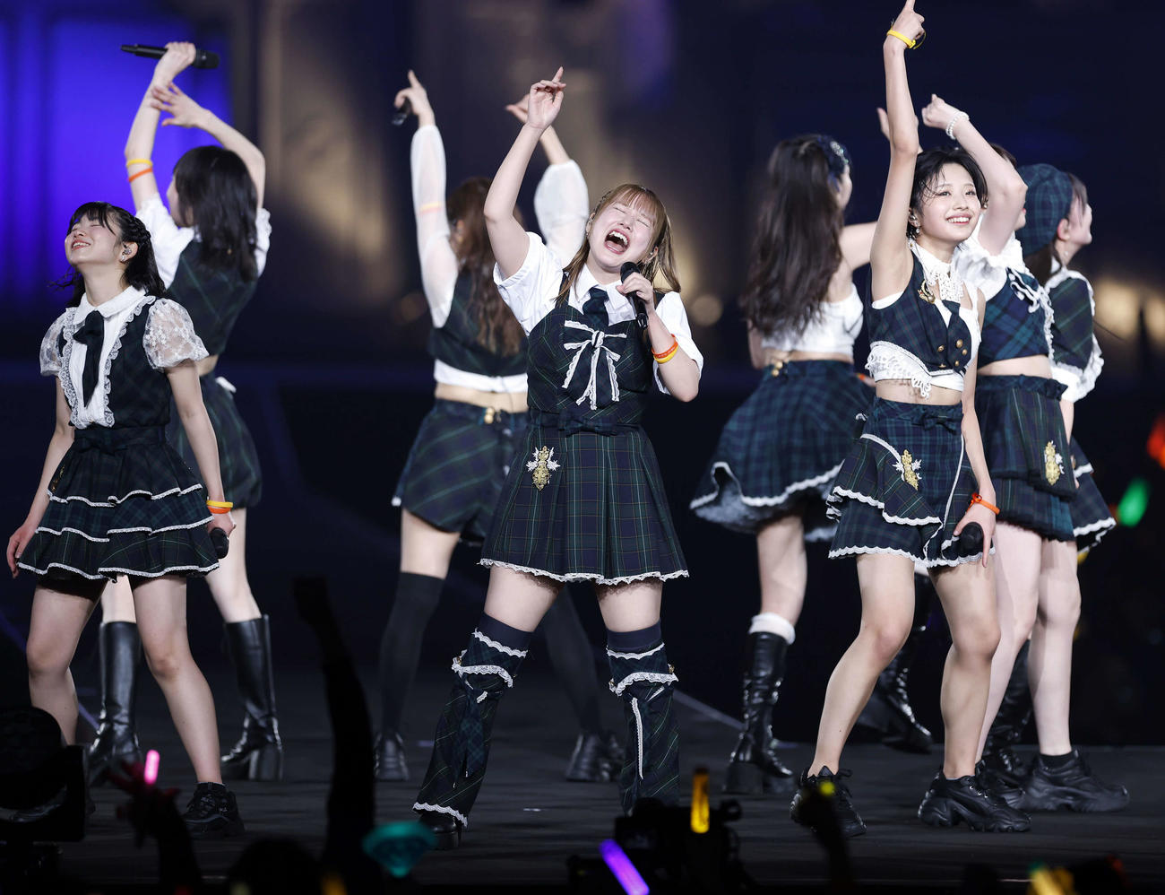 モーニング娘。’25　コンサートツアー秋　～Movin’Forward with Hope～　羽賀朱音・横山玲奈　卒業スペシャル　観客をあおる横山玲奈（中央）（撮影・山本朝陽）