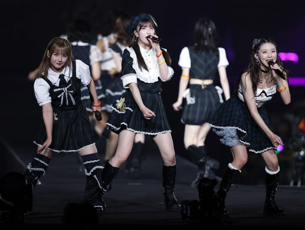 モーニング娘。’25　コンサートツアー秋　～Movin’Forward with Hope～　羽賀朱音・横山玲奈　卒業スペシャル　パフォーマンスを行う、左から横山玲奈、羽賀朱音、牧野真莉愛（撮影・山本朝陽）