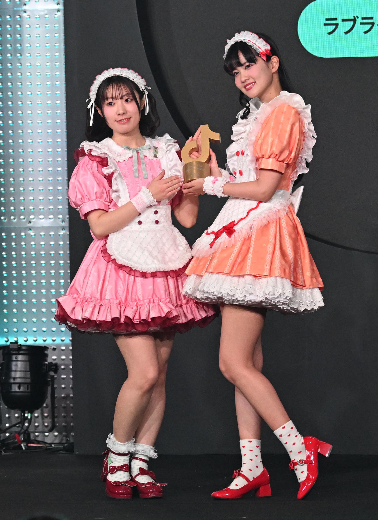 「TikTok Awards Japan」2025でトロフィーを手にポーズをとるラブライブ！シリーズの降幡愛（左）と大西亜玖璃（撮影・千葉一成）