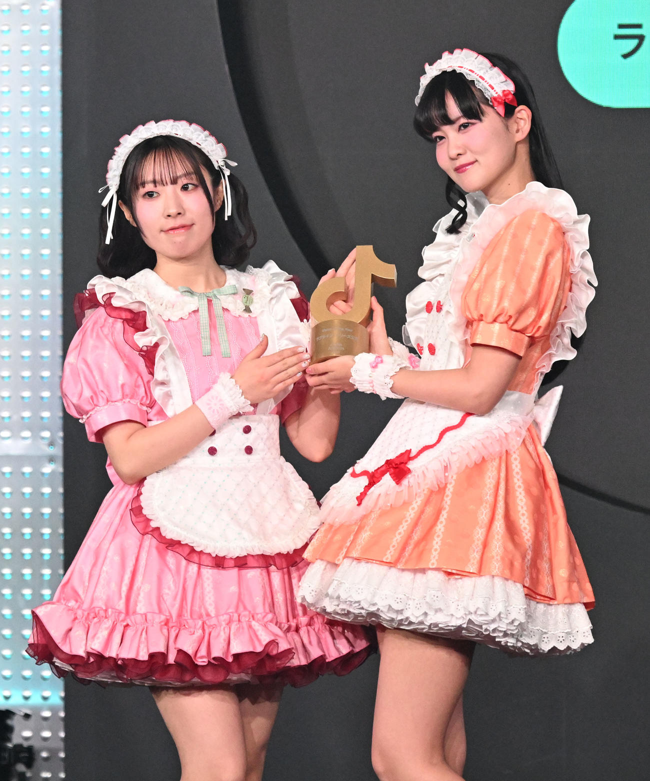 「TikTok Awards Japan」2025でトロフィーを手にポーズをとるラブライブ！シリーズの降幡愛（左）と大西亜玖璃（撮影・千葉一成）