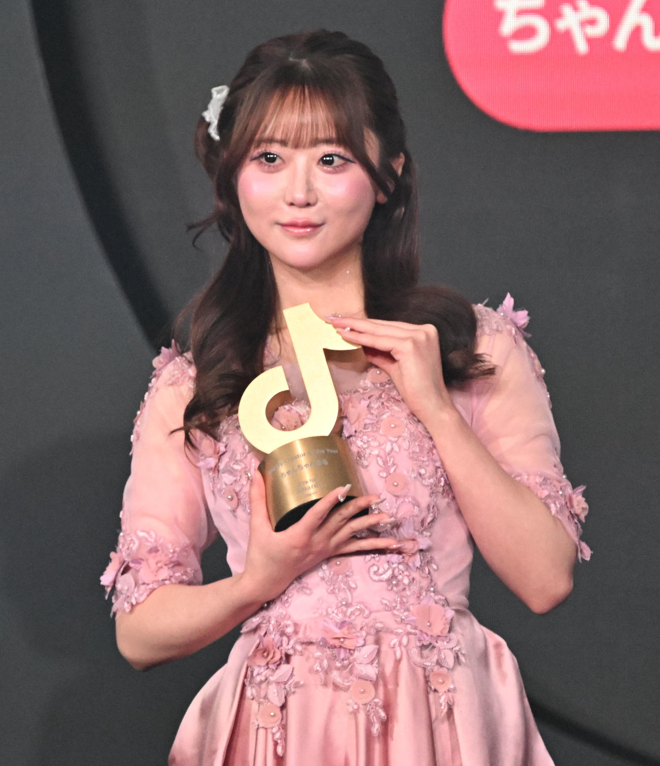 「TikTok Awards Japan」2025でトロフィーを手にポーズをとるちゃんちゃんまる＠妖怪美容垢もどき（撮影・千葉一成）