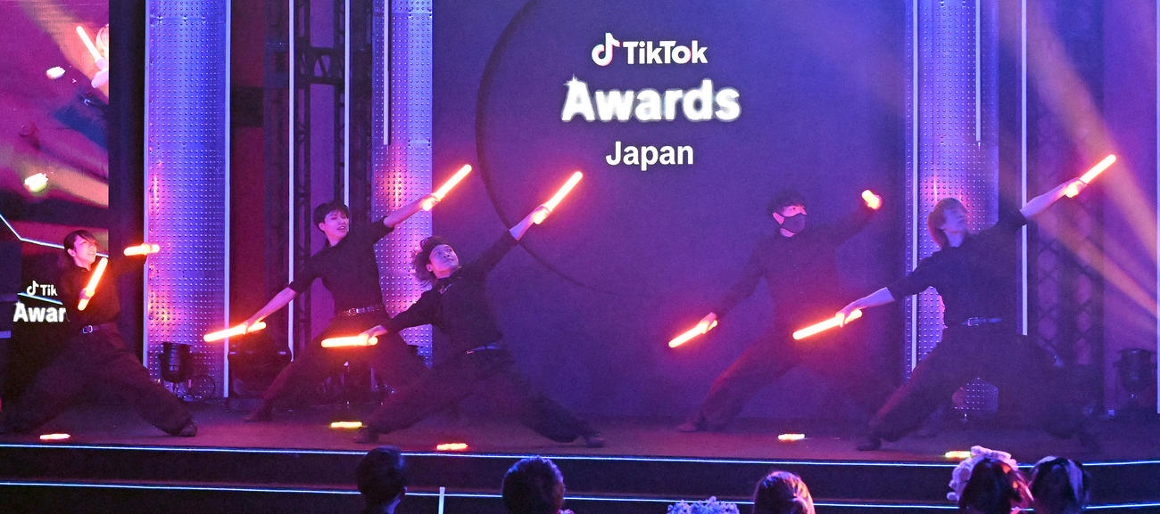 「TikTok Awards Japan」2025でパフォーマンスを披露するゼロから打ち師始めます。（撮影・千葉一成）