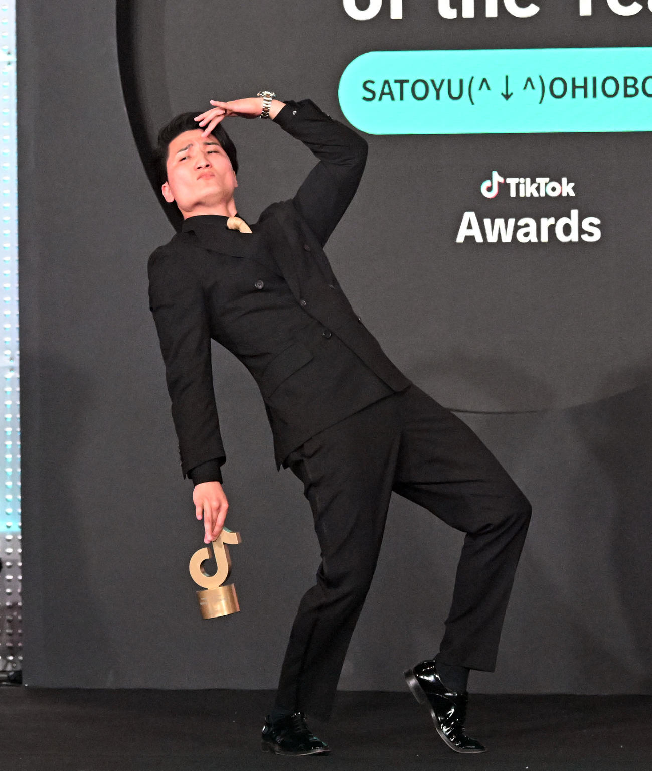 「TikTok Awards Japan」2025で表彰を受けポーズをとるSATOYU(^↓^)OHIOBOSS（撮影・千葉一成）