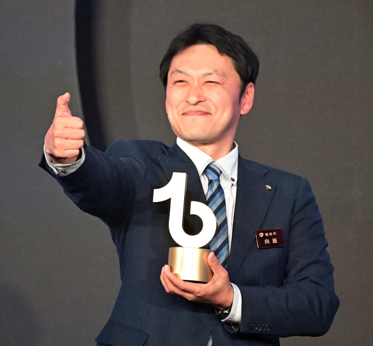 「TikTok Awards Japan」2025でトロフィーを手にポーズをとる石川県輪島市の担当者（撮影・千葉一成）