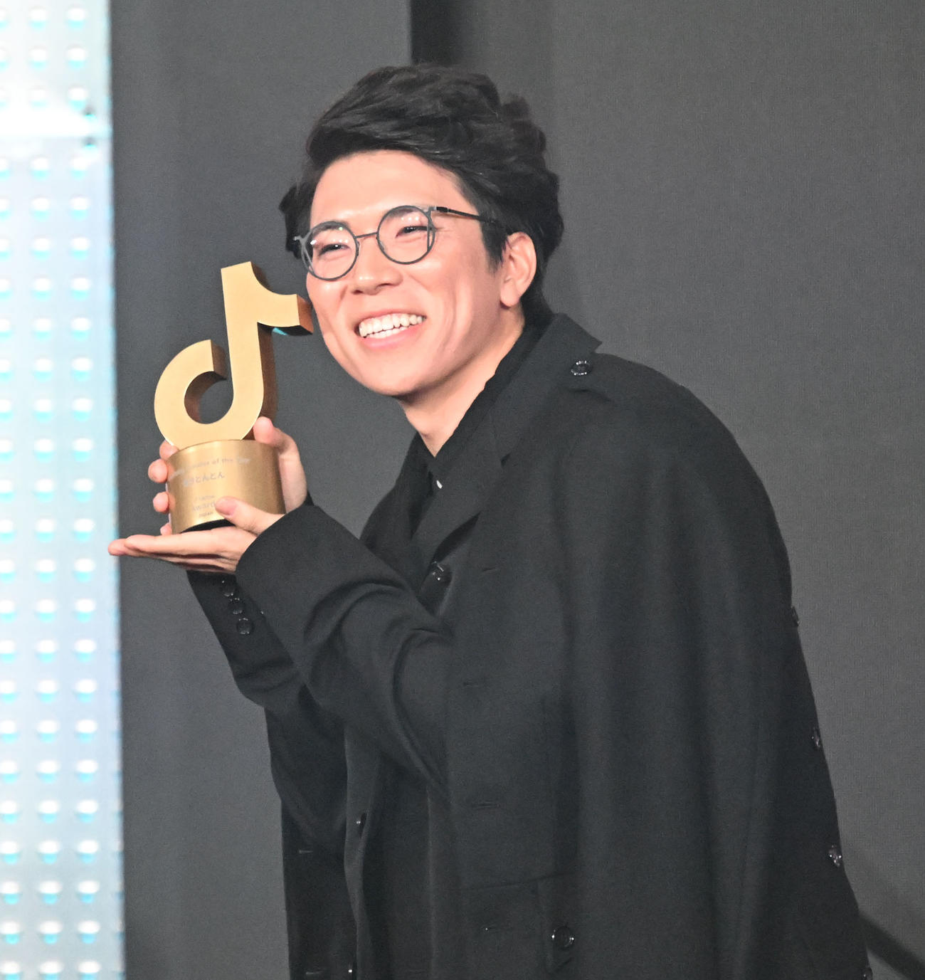 「TikTok Awards Japan」2025でトロフィーを手に笑顔のあきとんとん（撮影・千葉一成）