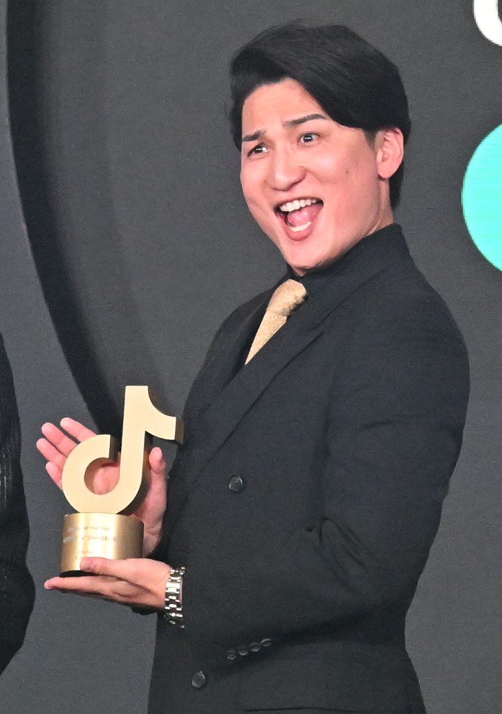 「TikTok Awards Japan」2025で表彰を受けポーズをとるSATOYU(^↓^)OHIOBOSS（撮影・千葉一成）