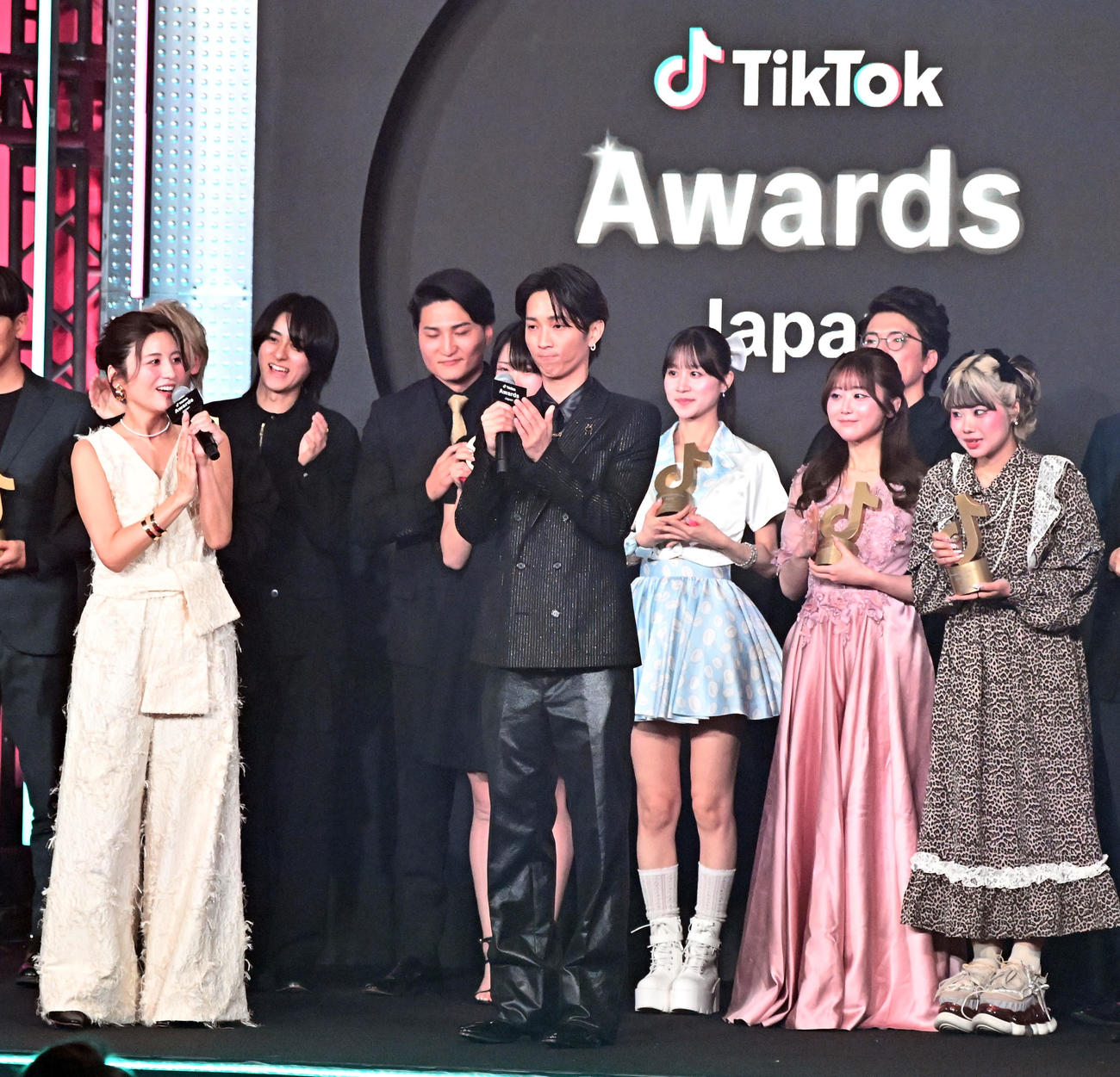 「TikTok Awards Japan」2025でMCとプレゼンターを務めた田中樹（中央）。左手前は宇賀なつみ＝2024年12月5日