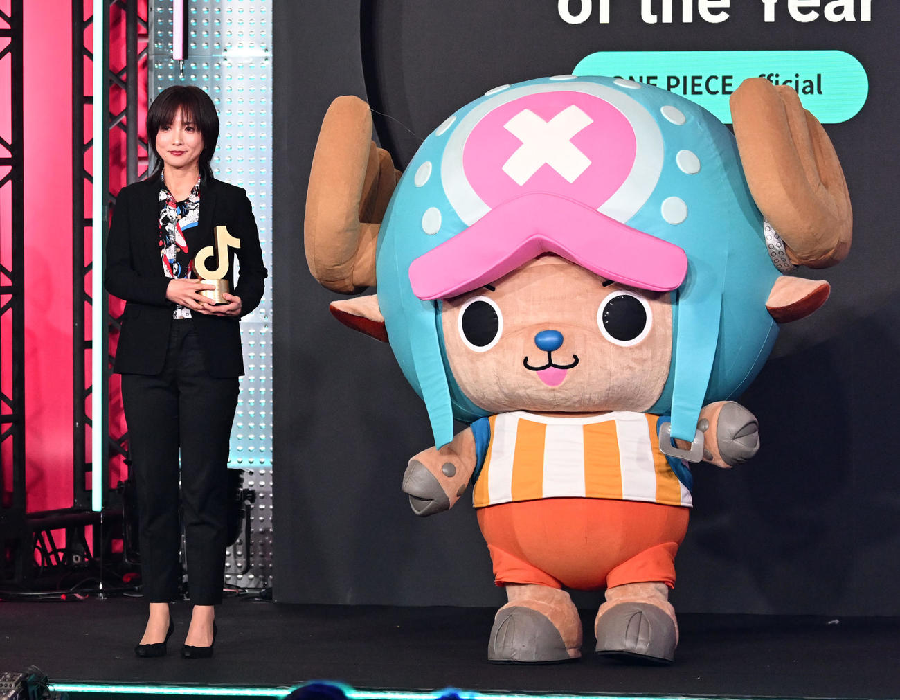 「TikTok Awards Japan」2025で表彰を受けたチョッパーとアニメ「ワンピース」の小林美姫プロデューサー（撮影・千葉一成）