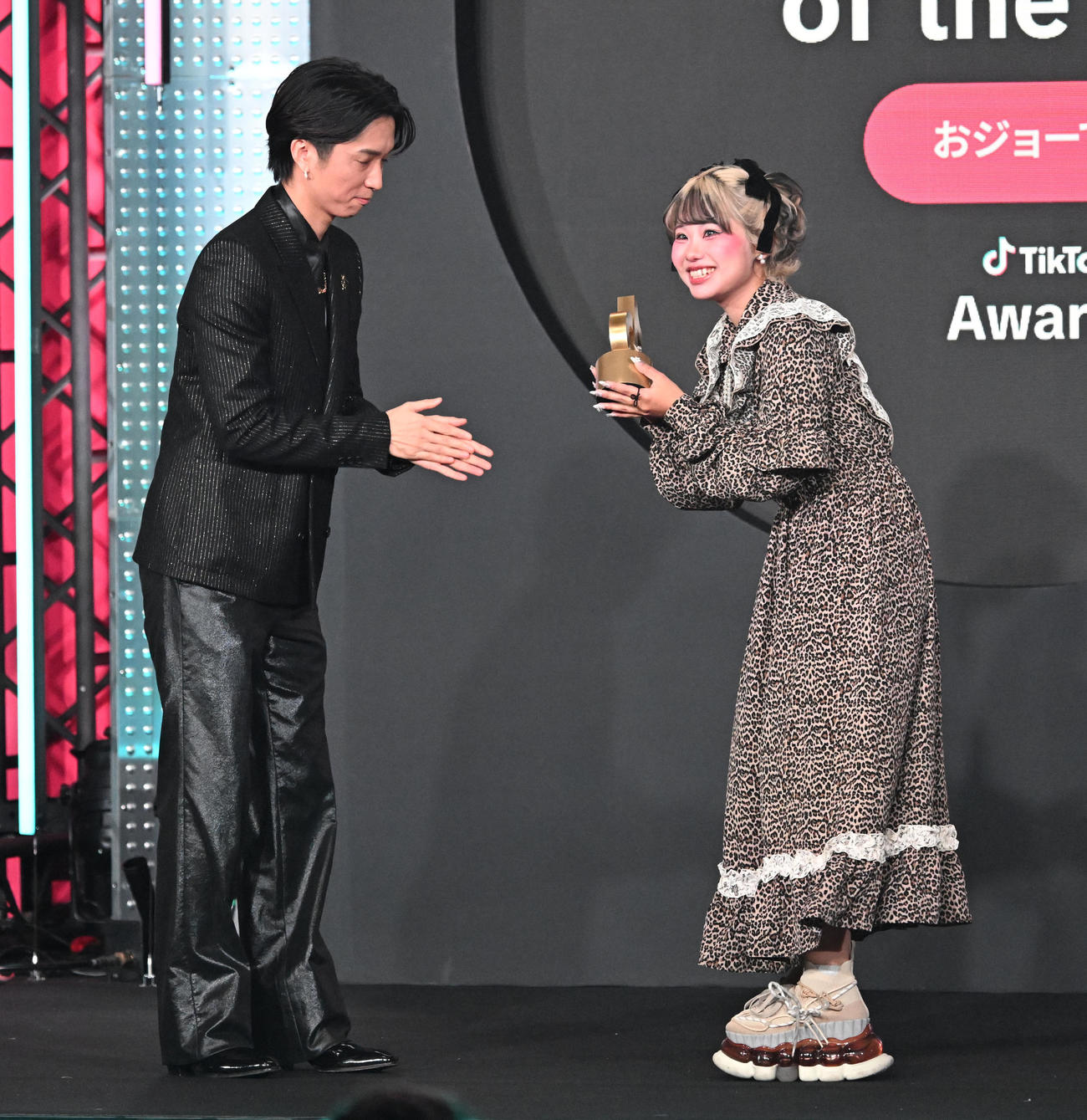 「TikTok Awards Japan」2025で田中樹（左）からトロフィーを受け取るおジョーです。（撮影・千葉一成）