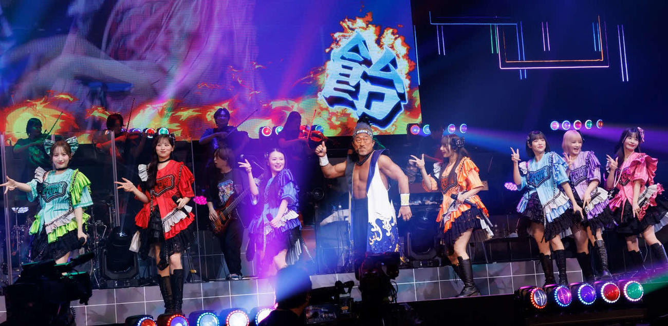 全国ツアー千秋楽公演で角田信朗とコラボステージを披露するCANDY TUNE（ヨシモリユウナ氏撮影）