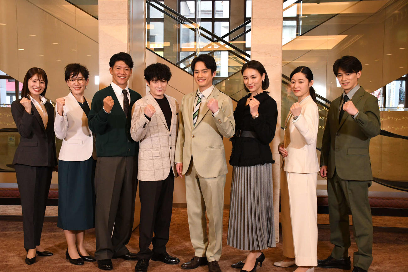 「スイートホームビターホーム」の囲み取材に登場した、左から、舞羽美海、瀬戸カトリーヌ、駿河太郎、佐藤アツヒロ、中山優馬、秋元才加、藤野涼子、井上拓哉（撮影・阪口孝志）