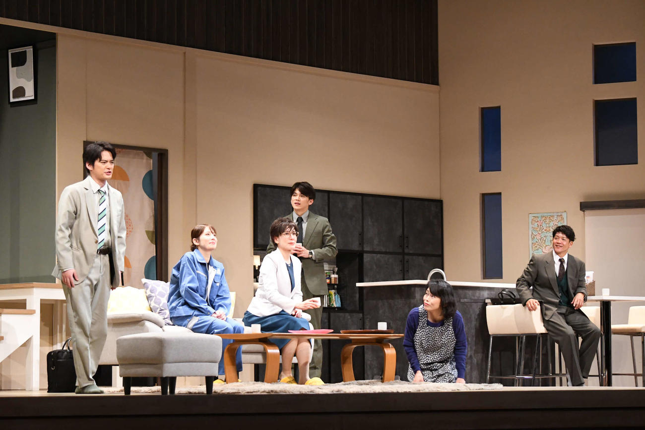 「スイートホームビターホーム」に出演する中山優馬（左から1人目）（撮影・阪口孝志）