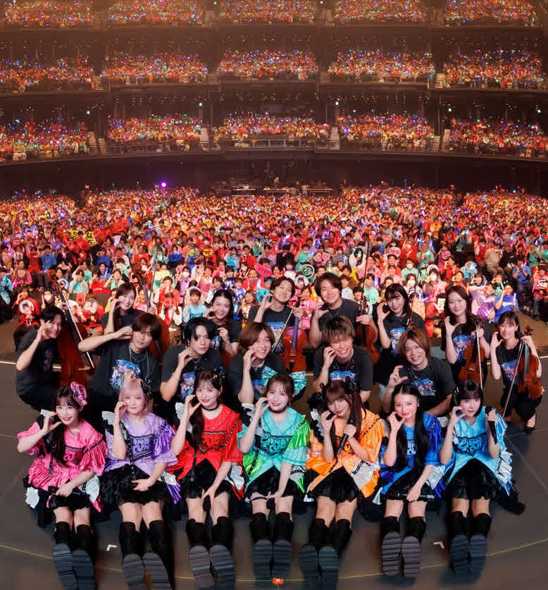 全国ツアー千秋楽公演後に記念撮影を行ったCANDY TUNEと生バンドメンバーたち（ヨシモリユウナ氏撮影）