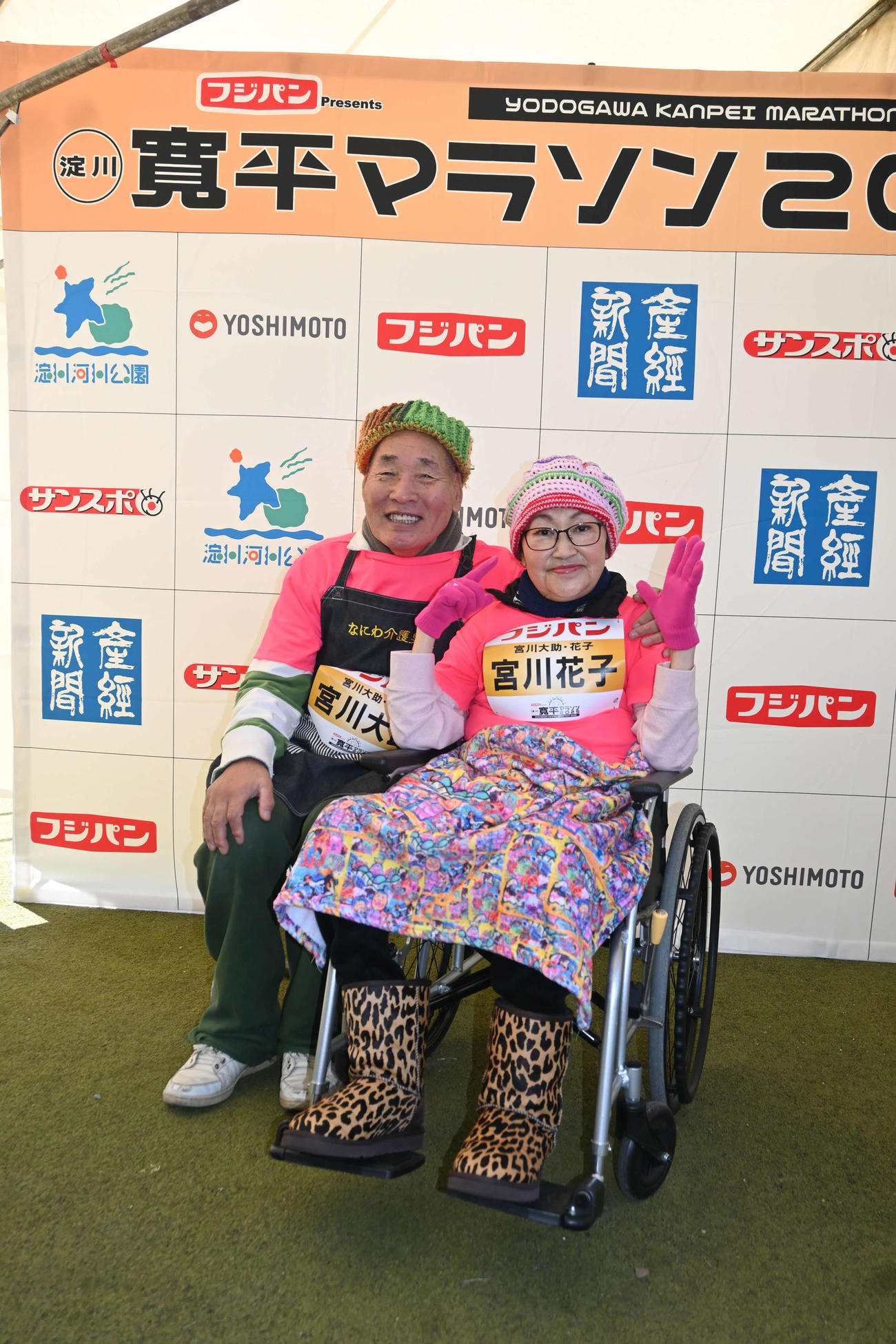 淀川寛平マラソン2025」の新設された「ベビーカーウオーク」でゴールした宮川大助、花子（撮影・松浦隆司）