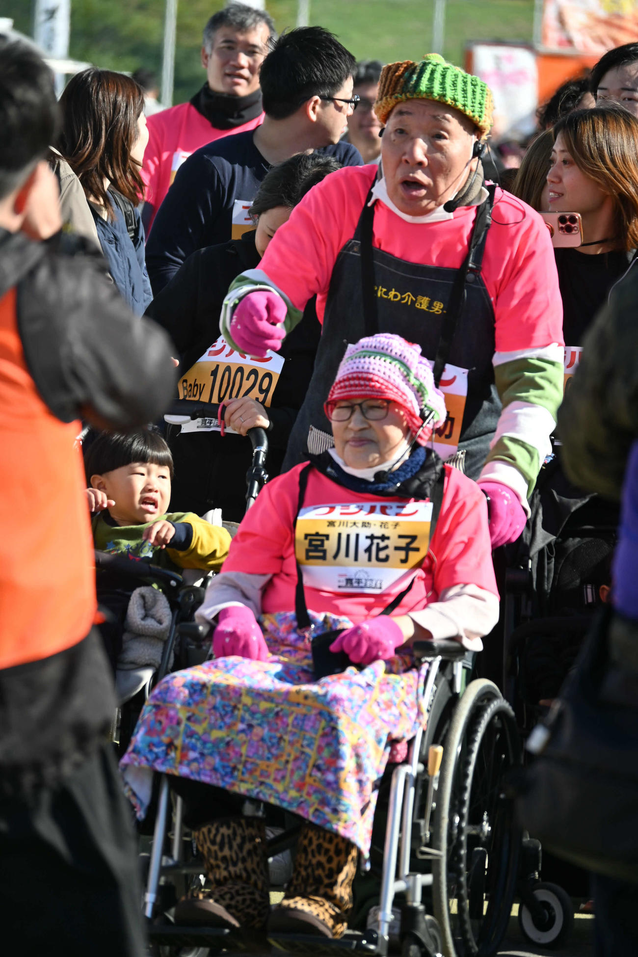 淀川寛平マラソン2025」の新設された「ベビーカーウオーク」でスタートを切る宮川大助、花子（撮影・松浦隆司）
