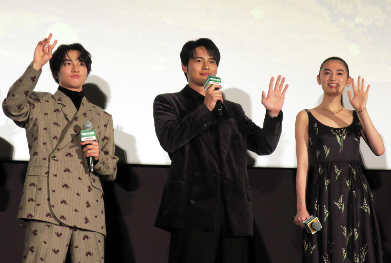 映画「WIND BREAKER／ウィンドブレイカー」公開記念舞台あいさつで。左から、木戸大聖、水上恒司、八木莉可子