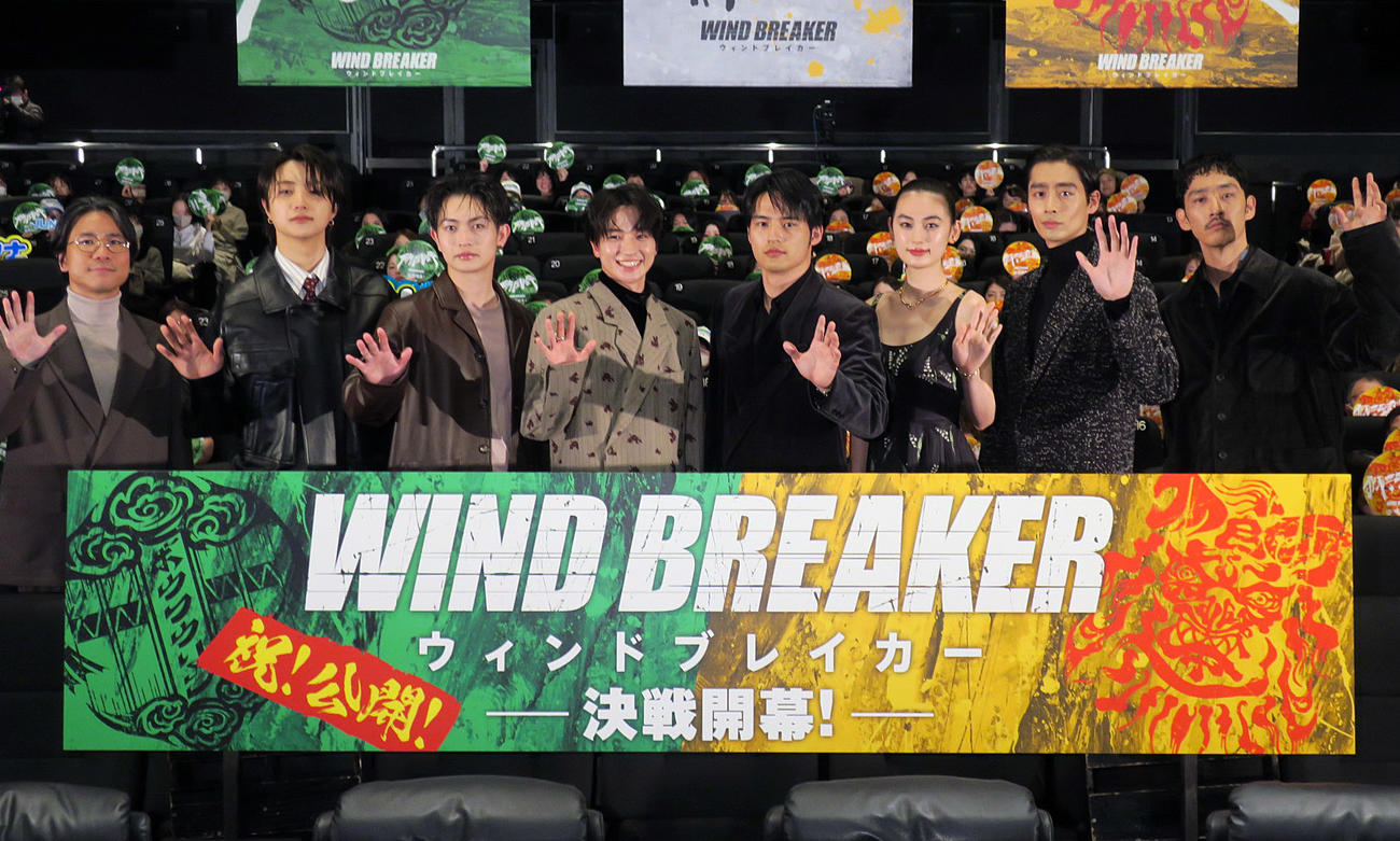 映画「WIND BREAKER／ウィンドブレイカー」公開記念舞台あいさつで。左から、萩原健太郎監督、JUNON、網啓永、木戸大聖、水上恒司、八木莉可子、濱尾ノリタカ、上杉柊平