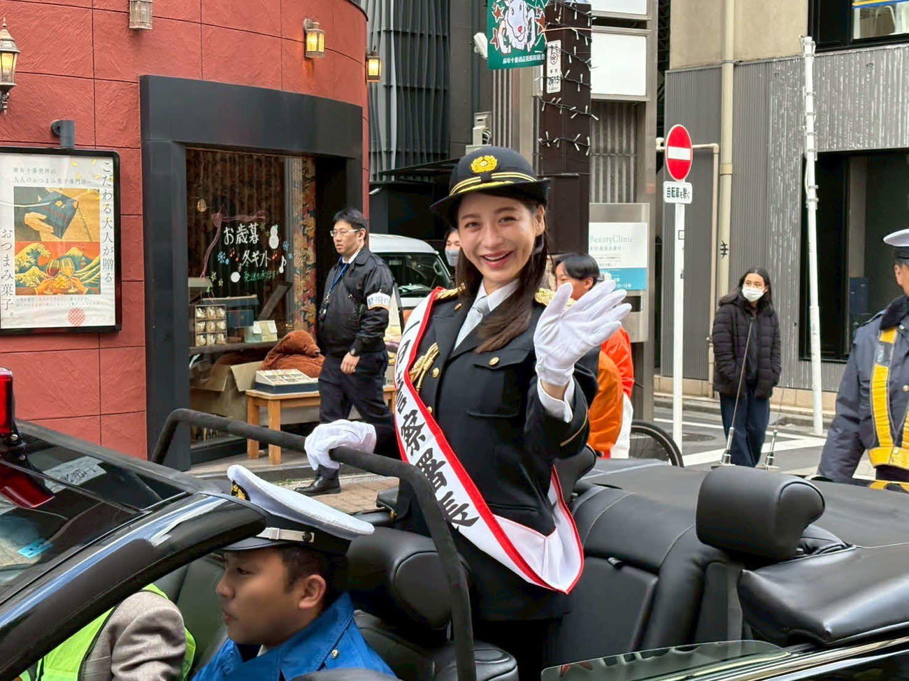 警視庁麻布署で一日警察署長を務め、パレードに登場した野崎萌香