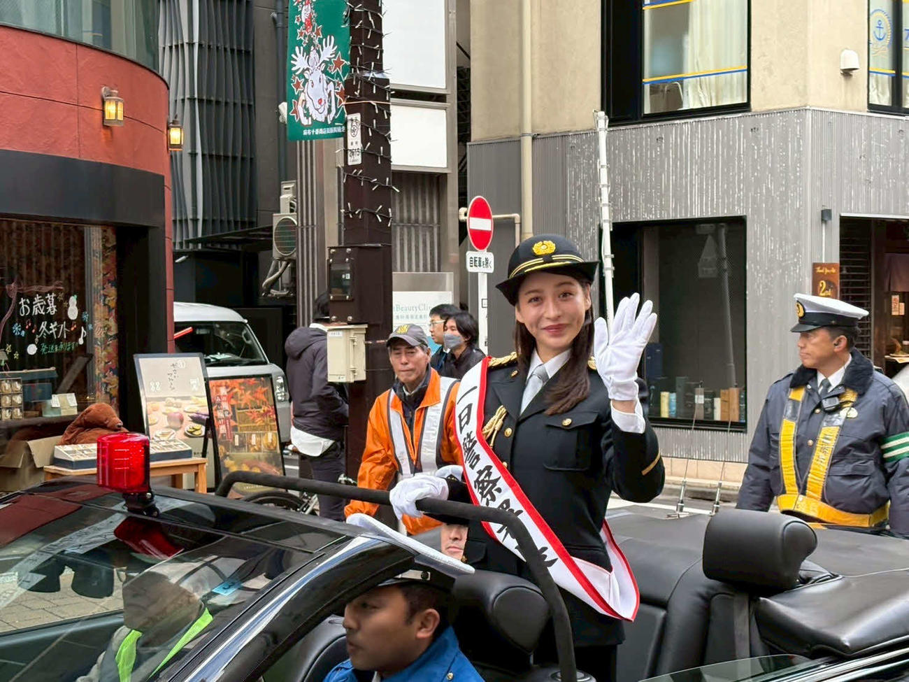 警視庁麻布署で一日警察署長を務め、パレードに登場した野崎萌香