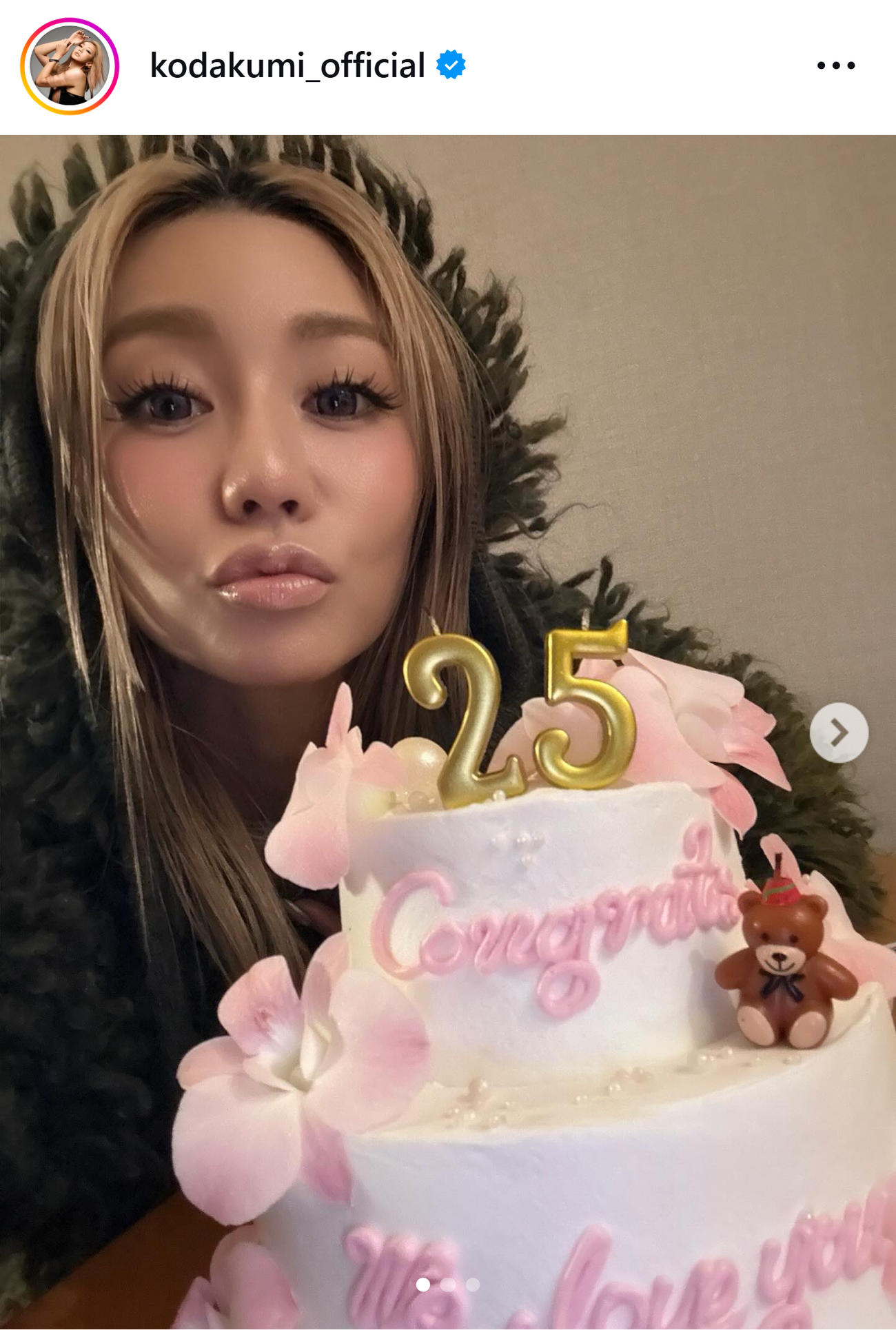 25周年ケーキを手にした倖田來未（倖田來未のインスタグラムから）