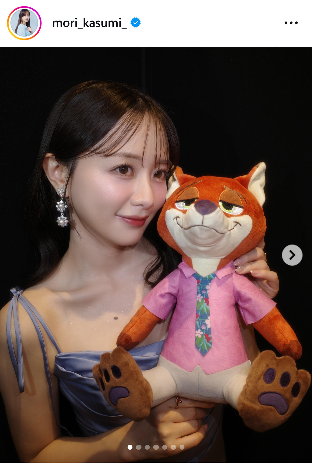 ニックのぬいぐるみを持つ森香澄（森香澄のインスタグラムから）