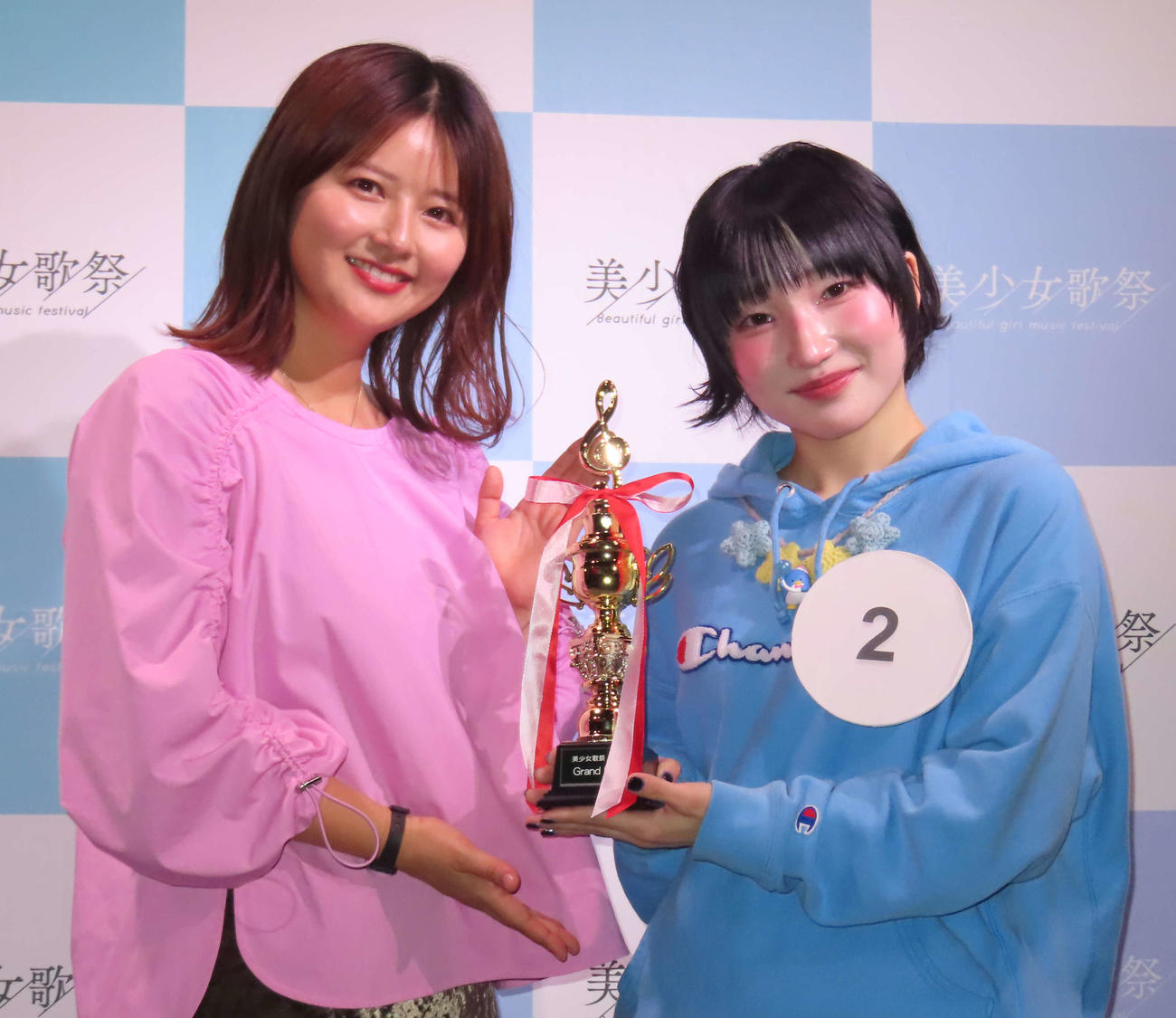 シンガー発掘オーディション「美少女歌祭2025」のゲスト審査員のMiyuu（左）、グランプリを受賞した樋口風花さん
