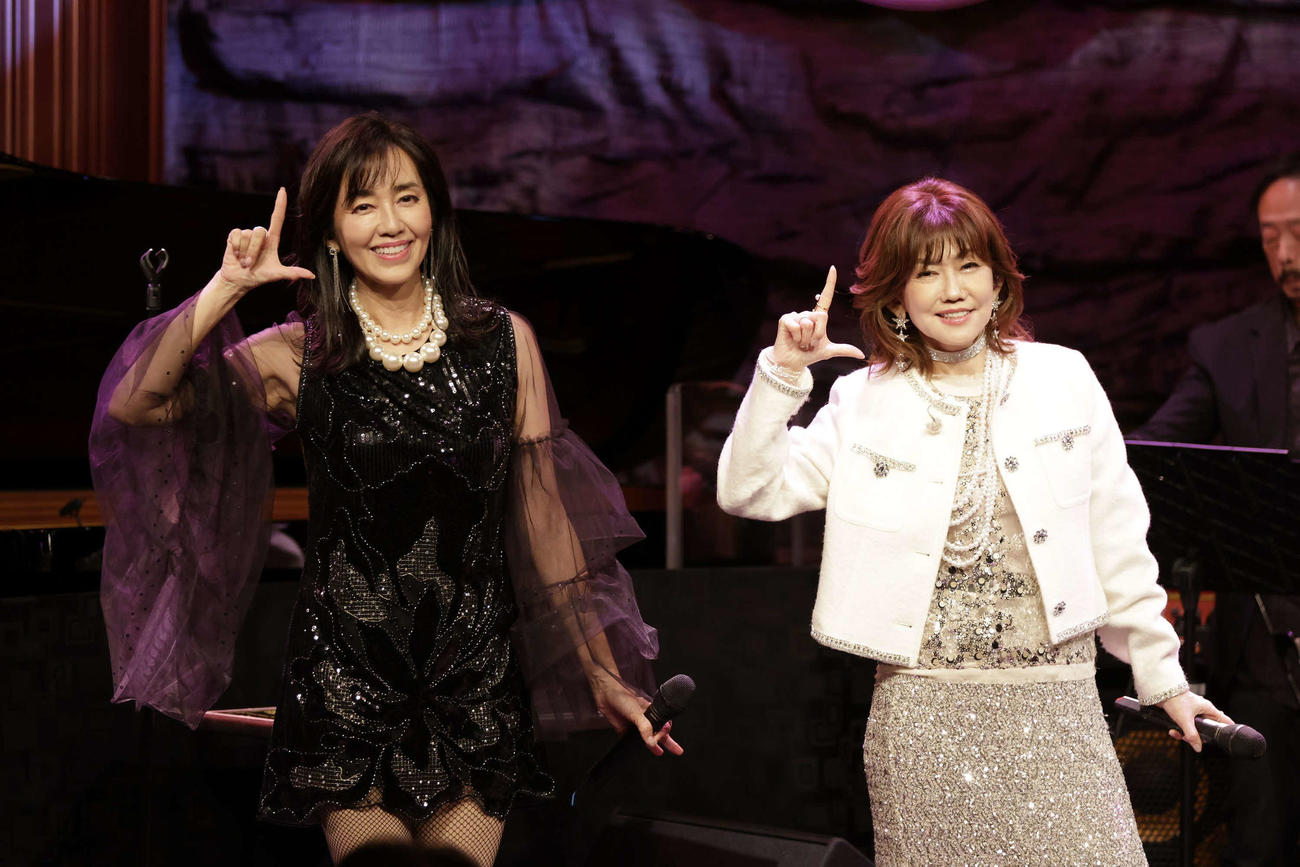 スペシャルコンサート「松本伊代　早見優　SWEET WINTER～L－O－V－E～」を行った早見優（左）と松本伊代