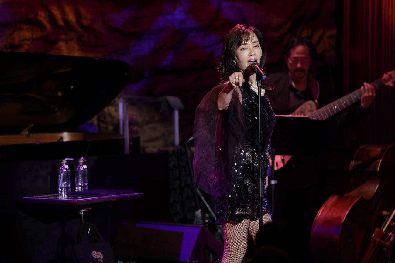 スペシャルコンサート「松本伊代　早見優　SWEET WINTER～L－O－V－E～」で歌う早見優