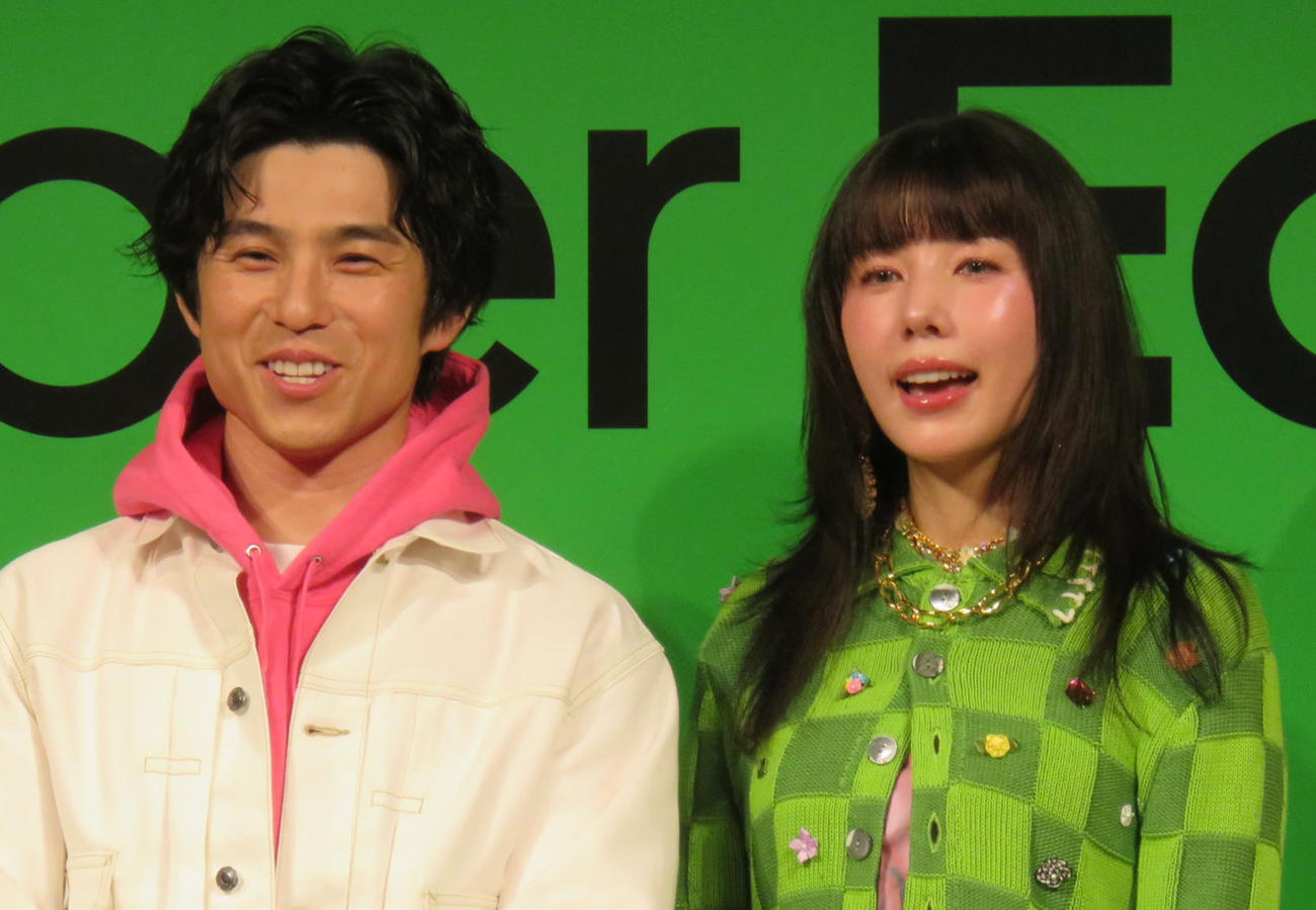 中尾明慶（左）と仲里依紗（2025年3月撮影）
