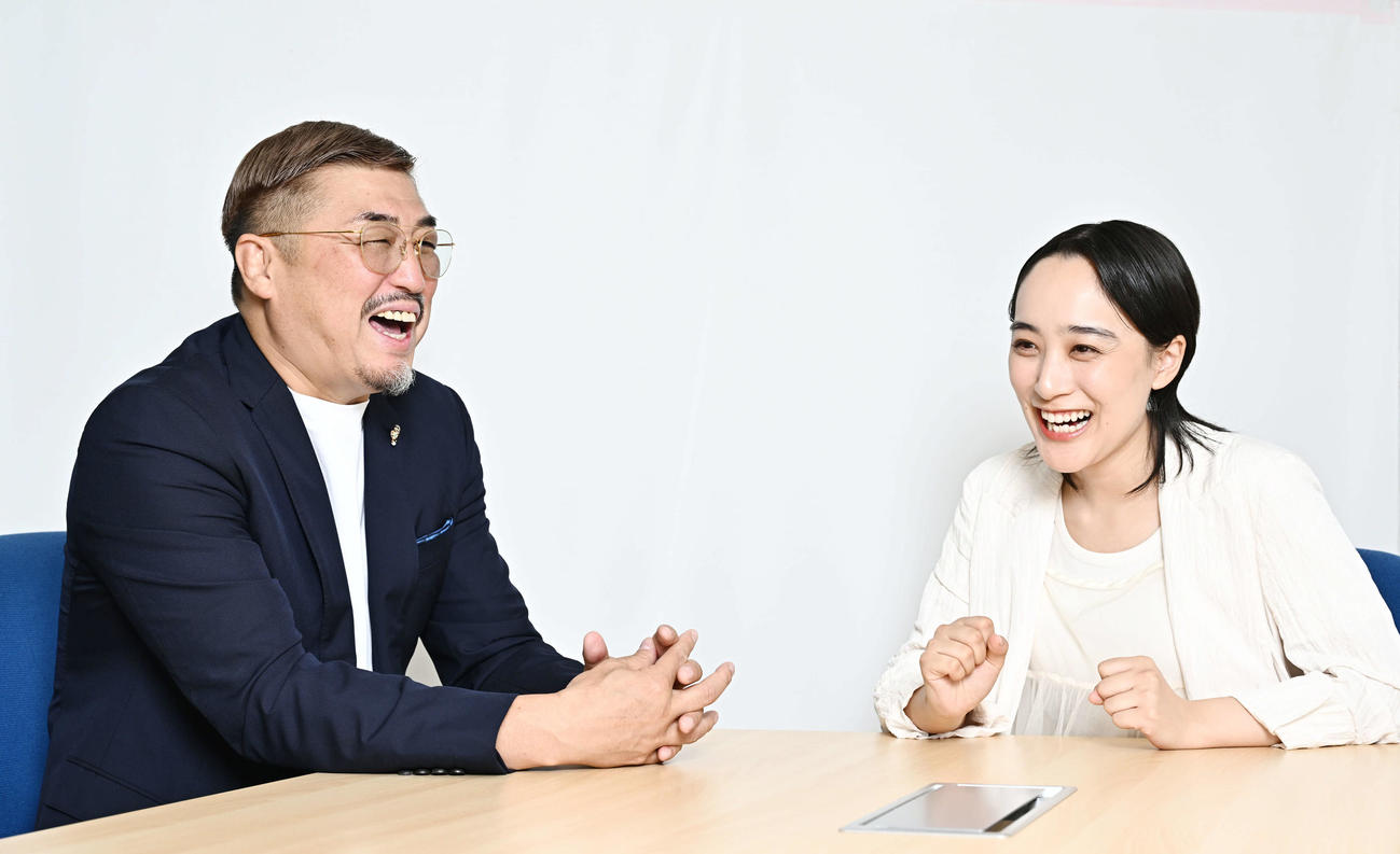 結婚し取材に応じる元プロボクサーの大嶋宏成氏（左）と吉田美佳子（2024年7月撮影）