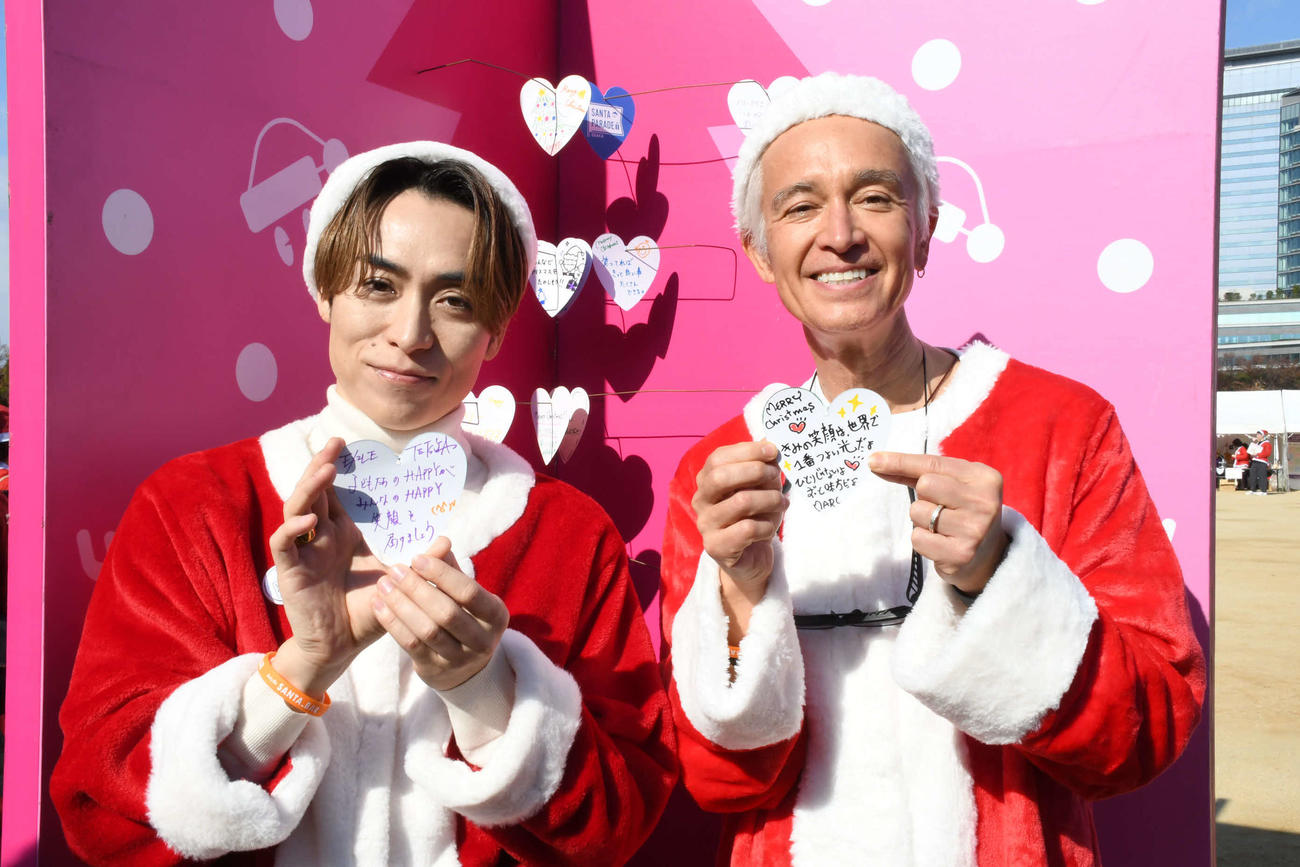 「サンタパレード大阪2025」に参加したEXILE TETSUYA（左）とマーク・パンサー（撮影・阪口孝志）