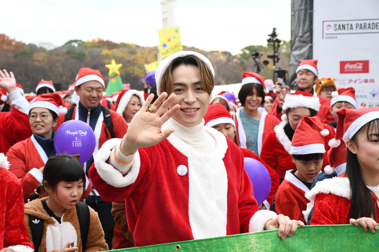 「サンタパレード大阪2025」でパレードに参加するEXILE TETSUYA（撮影・阪口孝志）