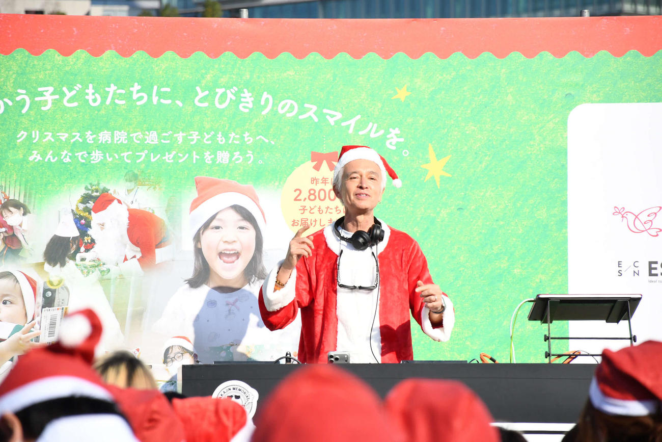 「サンタパレード大阪2025」のウェルカムパフォーマンスでDJパフォーマンスを披露するマーク・パンサー（撮影・阪口孝志）