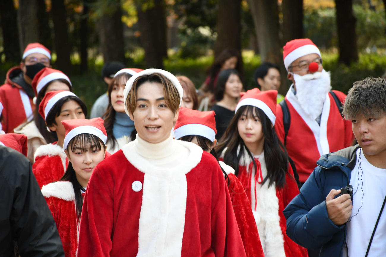 「サンタパレード大阪2025」でパレードに参加するEXILE TETSUYA（撮影・阪口孝志）
