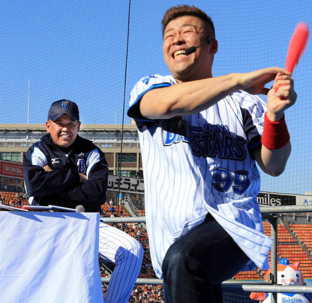 DeNAファン感謝デーで、自身のものまねをする古賀シュウ（手前）を見て笑顔の中村紀（2013年撮影）