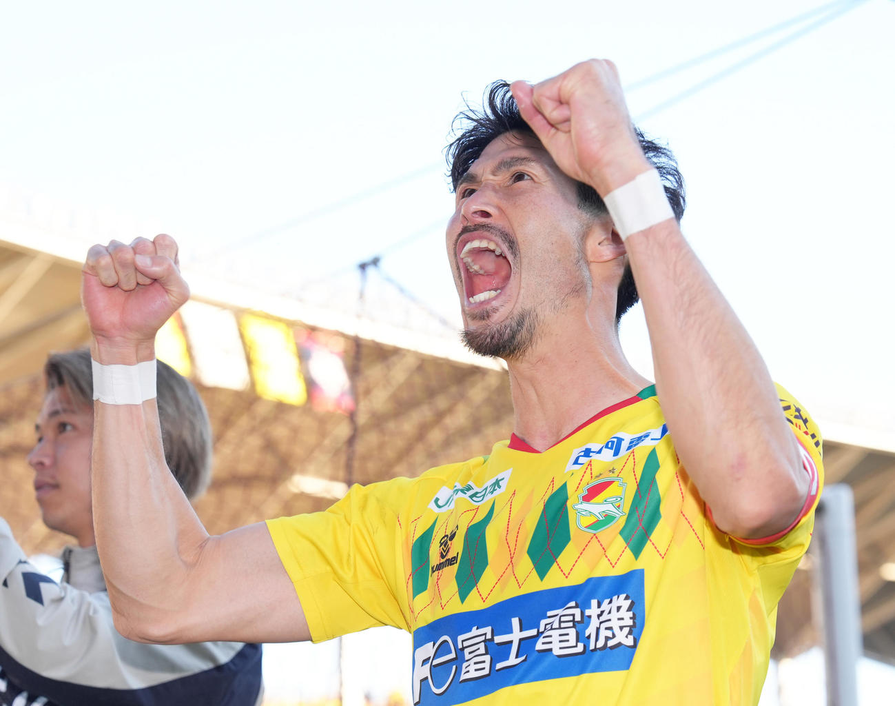 千葉対大宮　大宮に勝利しサポーターと喜ぶ千葉鈴木（撮影・足立雅史）