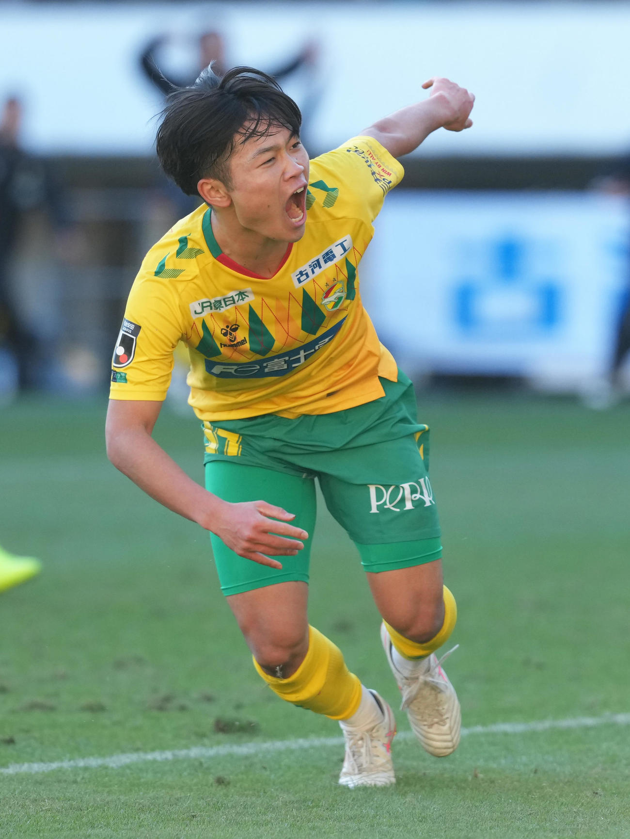 千葉対大宮　後半、同点ゴールを決め喜ぶ千葉姫野（撮影・足立雅史）