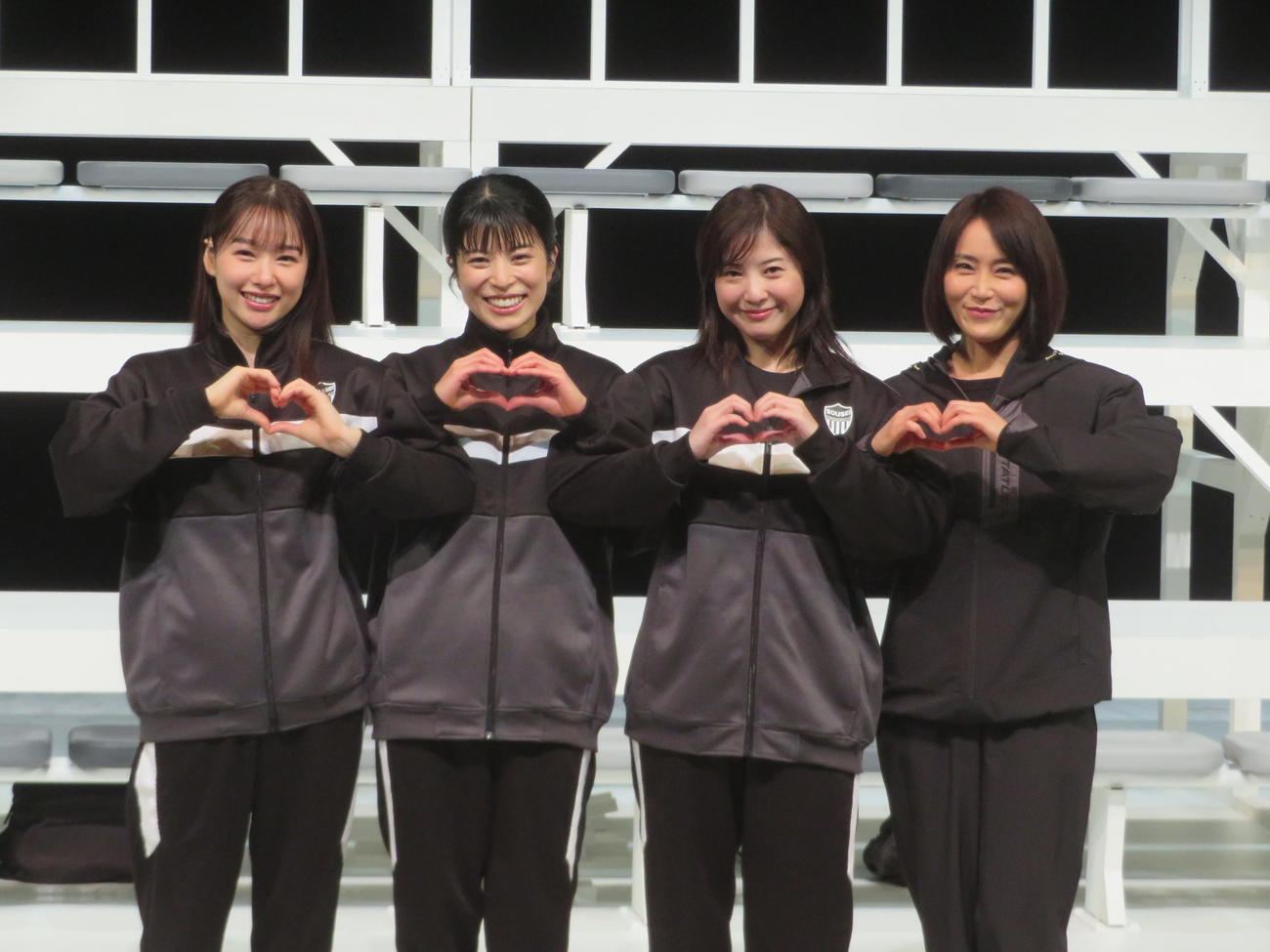 舞台「シャイニングな女たち」公開前記者会見に出席した、左から桜井日奈子、さとうほなみ、吉高由里子、山口紗弥加（撮影・川田和博）