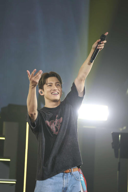 東方神起チャンミン初の単独ツアー最終公演、歌唱力と“毒舌”トークでも