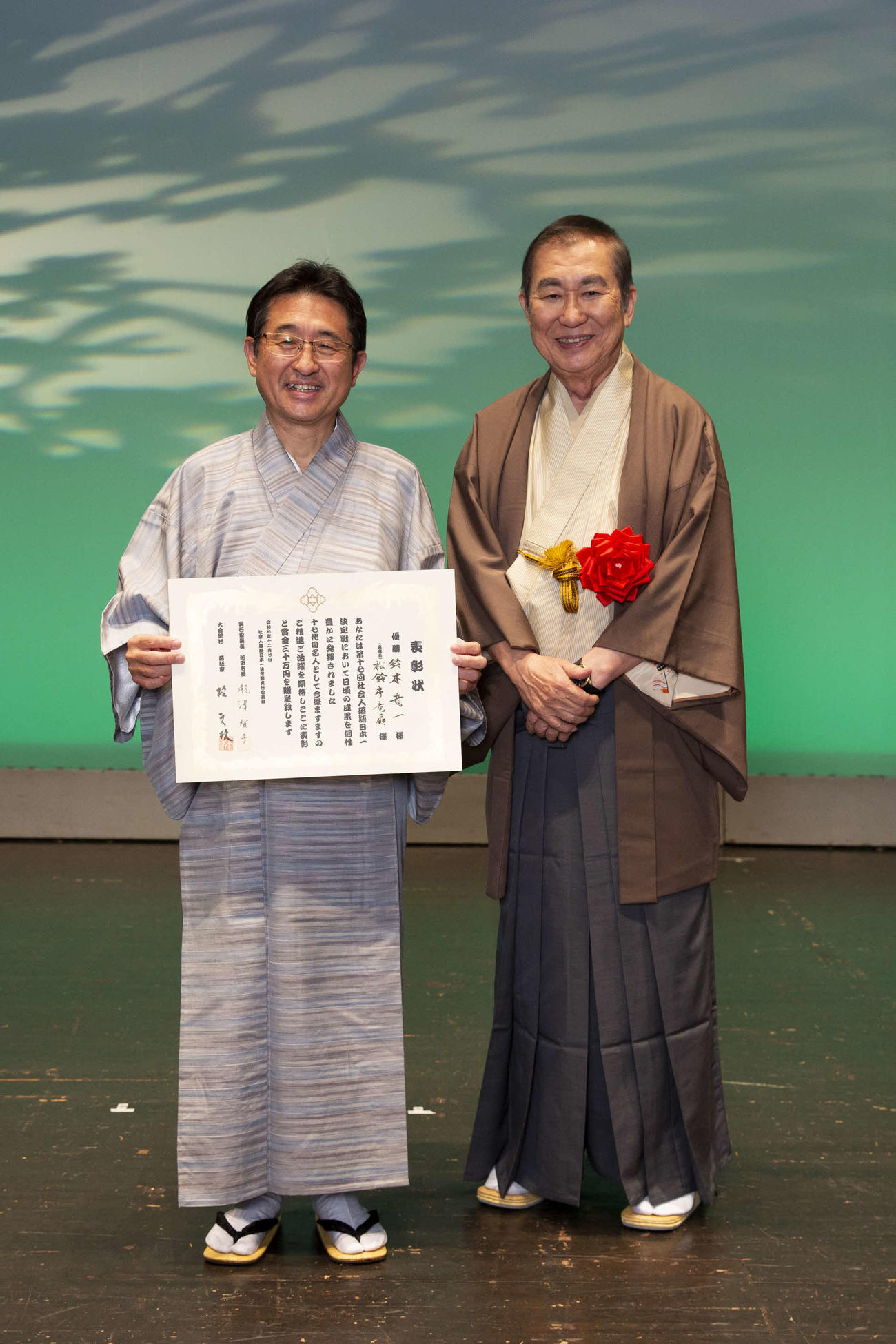 第17代社会人落語王者に輝いた鈴木竜一さん（高座名・松鈴亭竜扇）と大会審査委員長の桂文枝（右）（撮影・阪口孝志）